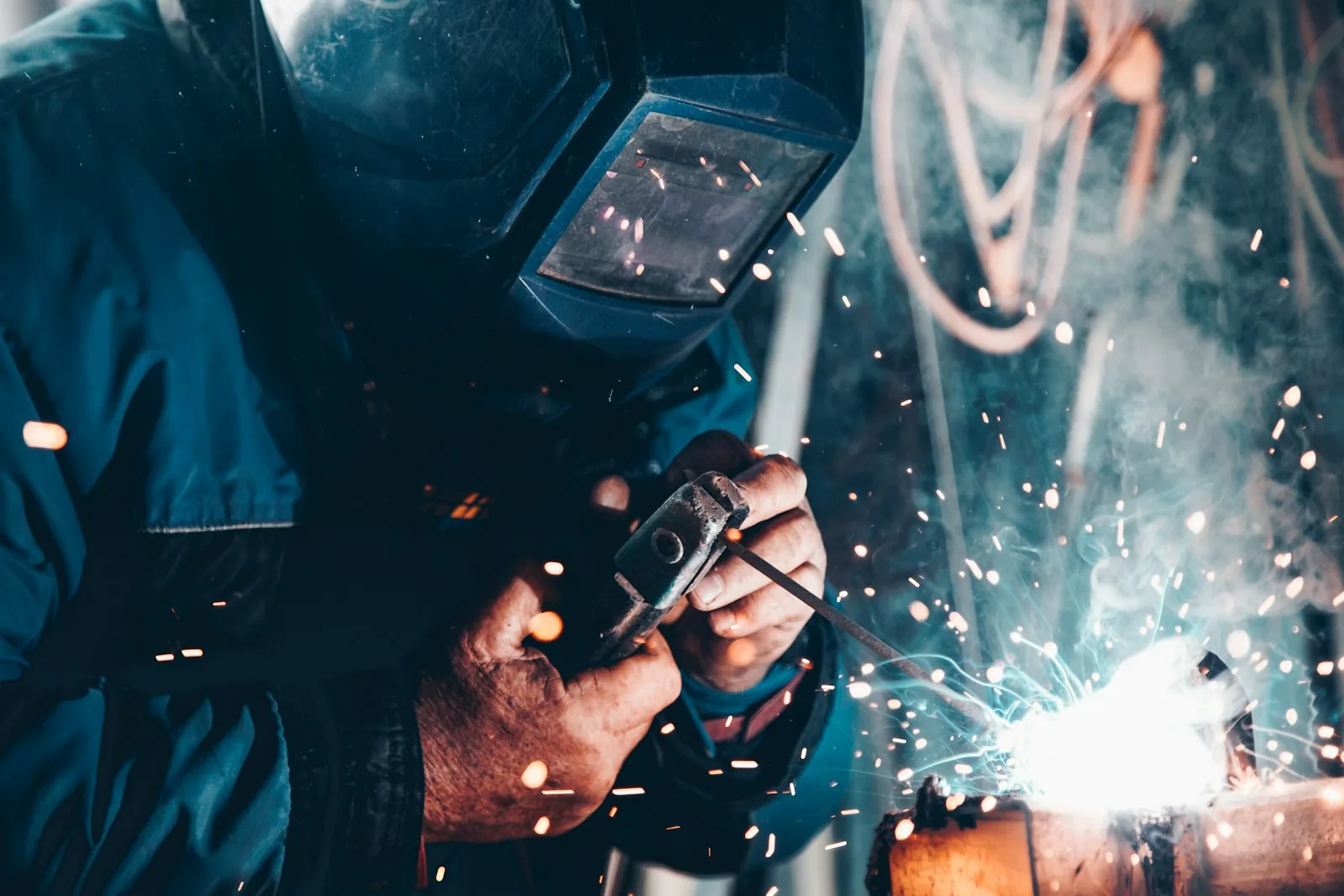 Bursa organize sanayi bölgesinde metal işleme yapan üretim çalışanı